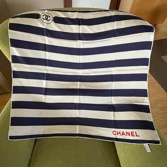 CHANEL - Vintage Square Silk Scarf from 80s - Picture 1 of 5